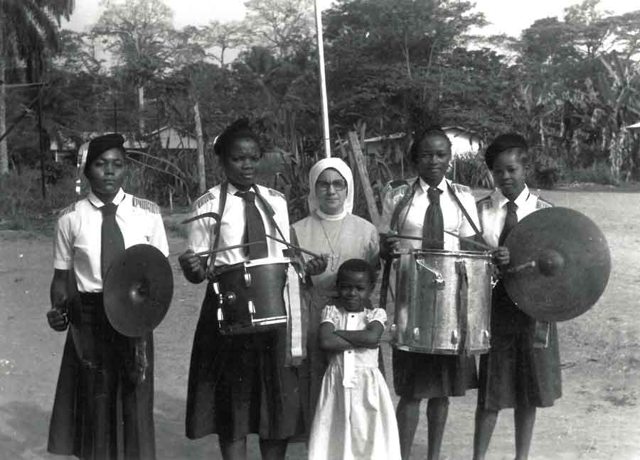 Sr. Paola Vizzotto con le ragazze della banda di Ambam.