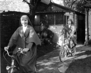 Suore in bici, Londra 1968