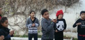 bambini nel cortile di casa