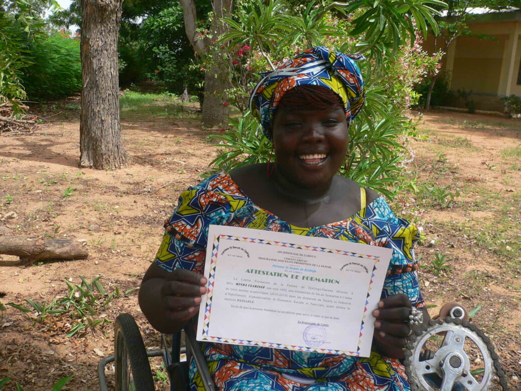 Camerun - donna riceve diploma di formazione